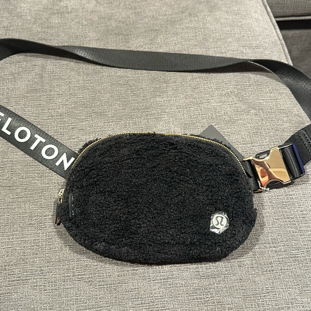 NWT Lululemon Everywhere Belt Bag Fleece Black Peleton